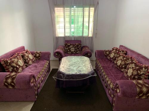 uma sala de estar com dois sofás e uma mesa em Bel appartement au calme, proche du centre ville em Kenitra
