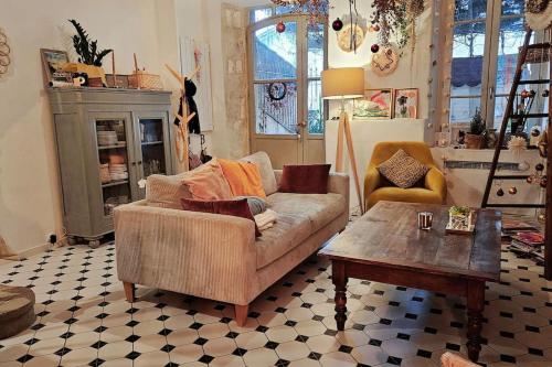 un soggiorno con divano e tavolino da caffè di Chic & Bohème Proche Avignon a Vedène