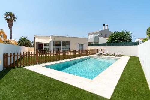 Bazén v ubytovaní VILLA HOUSES - Villa alta calidad con piscina y jardín alebo v jeho blízkosti