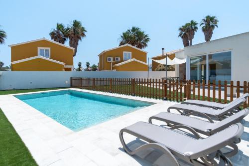 Bazén v ubytovaní VILLA HOUSES - Villa alta calidad con piscina y jardín alebo v jeho blízkosti