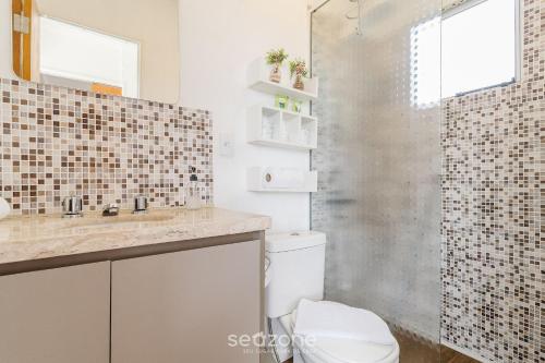 een badkamer met een toilet en een glazen douche bij RNN - Cabanas estilo Tiny House in Campos do Jordão