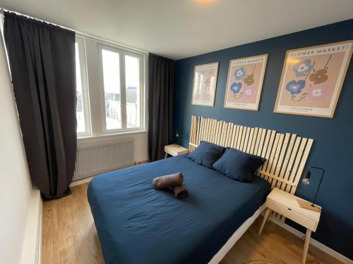 ein Schlafzimmer mit einem blauen Bett mit einem Teddybär darauf in der Unterkunft Hyper centre-BabyFoot-fléchette in Arras