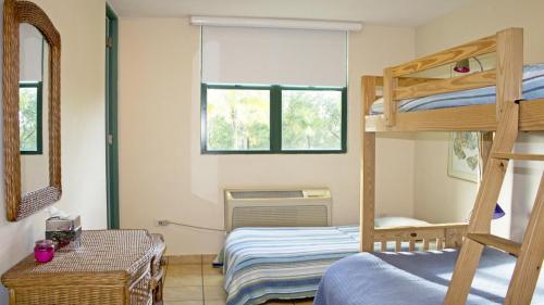 - une chambre avec deux lits superposés et un lit dans l'établissement Sandy Cove, à Río Grande