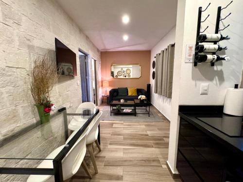 een woonkamer met een glazen tafel en een bank bij Loft Chianti en Val'Quirico in Santeagueda