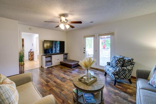 a living room with a couch and a table at Cozy home near Pigeon Forge attractions in Pigeon Forge