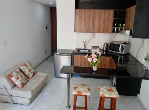 a kitchen with a table and a couch in a room at Monoambiente Vintage Las Palmas in Santa Cruz de la Sierra