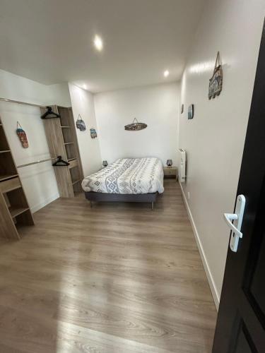 1 dormitorio con 1 cama en el centro de una habitación en Maison chez graz & virg, en Calais