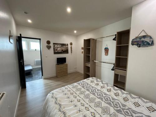 - une chambre avec un lit et une chambre avec une salle de bains dans l'établissement Maison chez graz & virg, à Calais