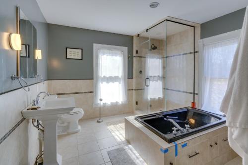 La salle de bains est pourvue d'une baignoire, de toilettes et d'un lavabo. dans l'établissement Pet-Friendly Hudson Home Near Won Dharma Center!, à Hudson