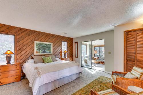 - une chambre avec un lit et un mur en bois dans l'établissement Hayesville Haven Serene Retreat Near Lake Chatuge, à Hiawassee