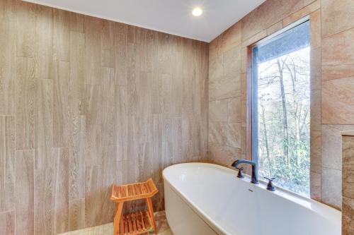 La salle de bains est pourvue d'une baignoire et d'une fenêtre. dans l'établissement Hayesville Haven Serene Retreat Near Lake Chatuge, à Hiawassee