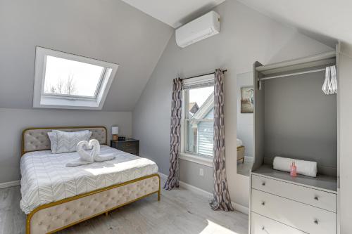 um quarto com uma cama e uma janela em Coastal Lynn Escape with Fireplace 3 Mi to Beaches em Lynn