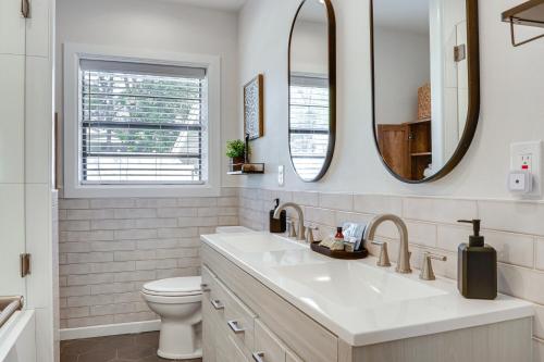 レイクランドにあるLakeland Retreat with Private Pool and Yard Games!の洗面台、トイレ、鏡のあるバスルーム