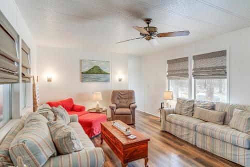Χώρος καθιστικού στο Pet-Friendly Higden Getaway Less Than 1 Mi to Marina!
