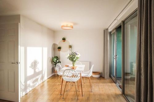 Un comedor con mesa y sillas en City Views by the Castle, Free Designated Parking., en Stirling