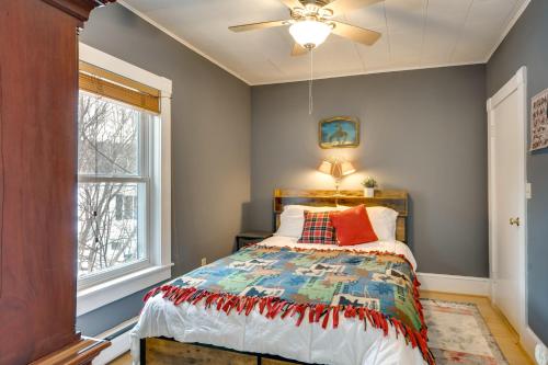 1 dormitorio con 1 cama y ventilador de techo en Cozy New Hampshire Retreat with Fire Pit and Porch!, en Colebrook