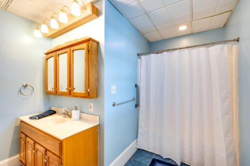 y baño con lavabo y ducha. en Cozy New Hampshire Retreat with Fire Pit and Porch!, en Colebrook