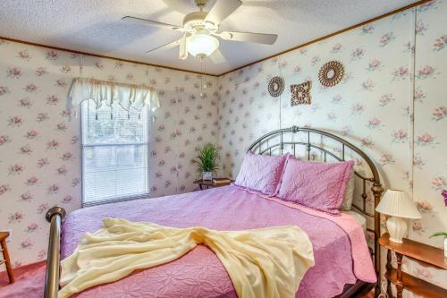 una camera con letto e copriletto rosa di Georgetown Home with Deck about 13 Mi to Black River! a Georgetown
