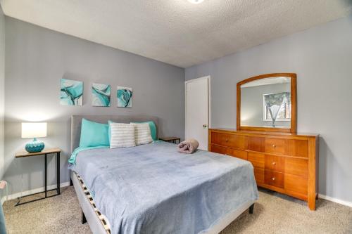 Game Room and Pool Access Pocono Paradise Haven في Tobyhanna: غرفة نوم مع سرير وخزانة ومرآة