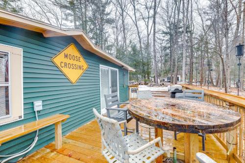 Gallery image of Lovely Maine Cabin with Deck, Gas Grill and Fire Pit! in Casco