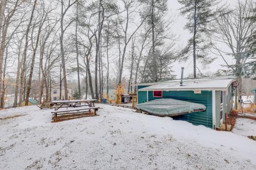 Gallery image of Lovely Maine Cabin with Deck, Gas Grill and Fire Pit! in Casco
