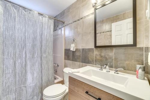 Game Room and Pool Access Pocono Paradise Haven في Tobyhanna: حمام مع حوض ومرحاض ومرآة