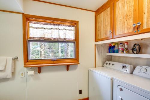 Dapur atau dapur kecil di Deck and Lake Access Dog-Friendly Newland Cabin