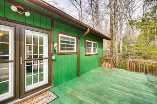 Taman di luar Deck and Lake Access Dog-Friendly Newland Cabin