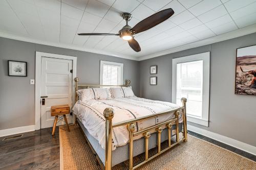 una camera con letto e ventilatore a soffitto di Peaceful Cottage with Yard 2 Mi to Kentucky Lake! 