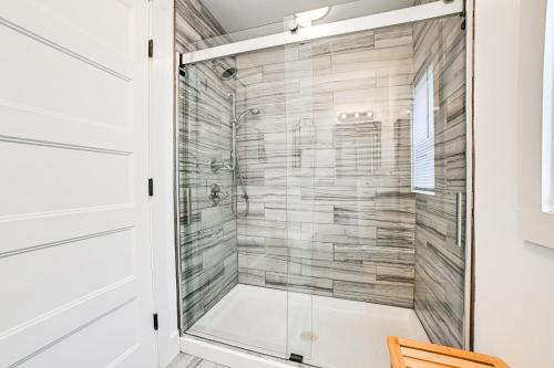una doccia con porta in vetro in bagno di Peaceful Cottage with Yard 2 Mi to Kentucky Lake! 
