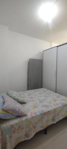 Ein Bett oder Betten in einem Zimmer der Unterkunft Kitnet duas quadras da praia