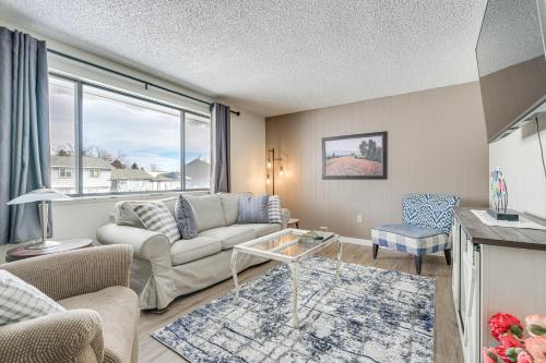 Χώρος καθιστικού στο Dog-Friendly Montana Home with Deck and Fenced-In Yard