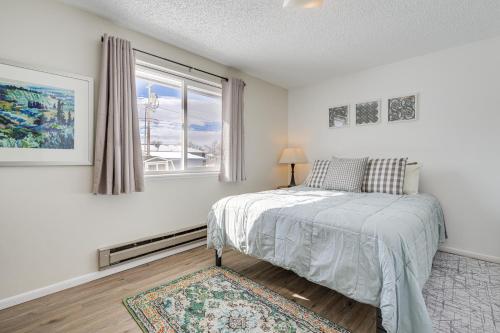 Ένα ή περισσότερα κρεβάτια σε δωμάτιο στο Dog-Friendly Montana Home with Deck and Fenced-In Yard