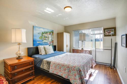 1 dormitorio con 1 cama, vestidor y ventana en Pet-Friendly Apartment 1 Mi to Lake Merritt!, en Oakland