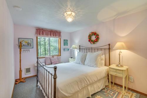 Llit o llits en una habitació de Washington Mountain Cabin 1 Mi to Lake Cle Elum