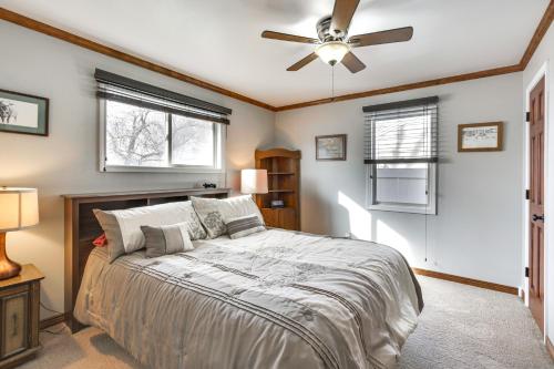 1 dormitorio con 1 cama y ventilador de techo en Single-Story Gillette Home Walk to Lake and Trails! en Gillette