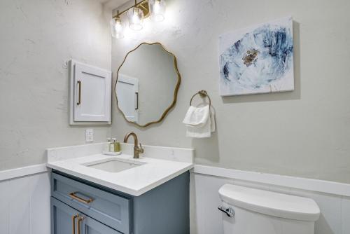 Peaceful Longview Home with Pond, 6 Mi to Downtown!にあるバスルーム