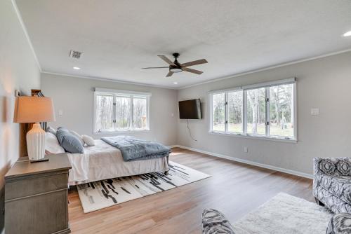 Peaceful Longview Home with Pond, 6 Mi to Downtown!にあるベッド