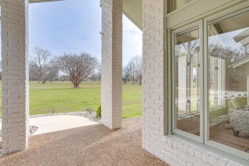 Peaceful Longview Home with Pond, 6 Mi to Downtown!にある庭