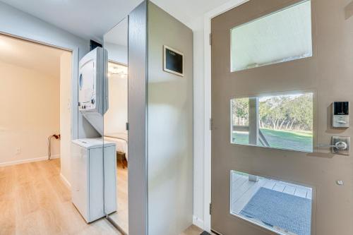 Habitación con puerta de cristal y ventana en Private Schulenburg Cabin Near Winery!, en Schulenburg