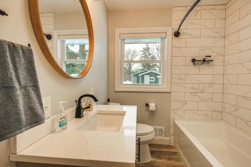 La salle de bains est pourvue d'une baignoire, de toilettes et d'un lavabo. dans l'établissement Riverfront Michigan Cottage with Fire Pit and Kayaks!, à Beaverton