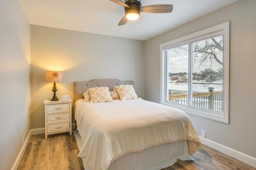 - une chambre avec un lit et une fenêtre dans l'établissement Riverfront Michigan Cottage with Fire Pit and Kayaks!, à Beaverton