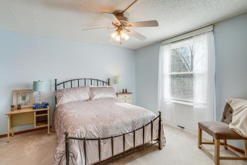 1 dormitorio con 1 cama y ventilador de techo en Cherokee Village Townhome with 3 Community Pools! en Hardy