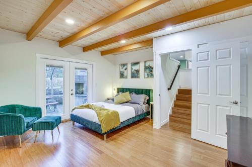 1 dormitorio con 1 cama, mesa y sillas en Modern Kirkland Home with Sauna and Outdoor Fireplace, en Kirkland
