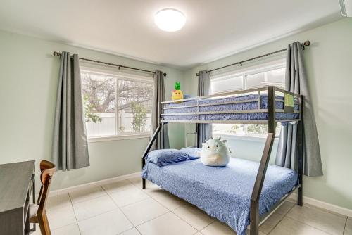 מיטה או מיטות קומותיים בחדר ב-Pet-Friendly Ewa Beach Apartment about 1 Mi to Ocean!