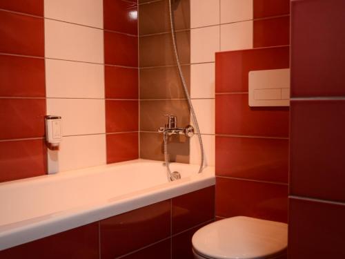 een badkamer met een toilet en een bad bij Mans Nams - self check in hotel in Saldus