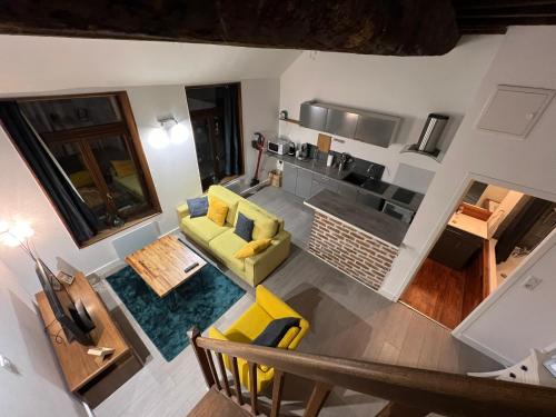 - une vue de tête sur un salon et une cuisine dans l'établissement Le Duplex des Remparts, à Lille