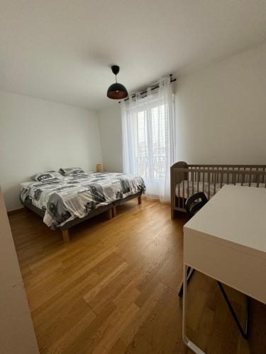 une chambre avec un lit et une fenêtre dans l'établissement Appartement 2 Chambre (Proche centre ville), à Drancy