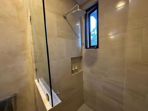 y baño con ducha y ventana. en Loft Loreto en Val'Quirico, en Santeagueda
