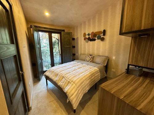1 dormitorio pequeño con 1 cama en una habitación en Loft Loreto en Val'Quirico, en Santeagueda